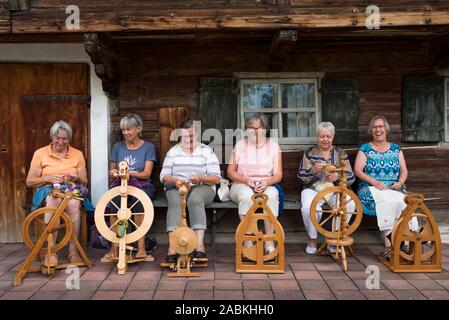 Il 'spinners' sedersi con le loro ruote di filatura nella parte anteriore del Wagnerhaus di Oberhaching. [Traduzione automatizzata] Foto Stock