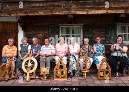 Il 'spinners' sedersi con le loro ruote di filatura nella parte anteriore del Wagnerhaus di Oberhaching. [Traduzione automatizzata] Foto Stock