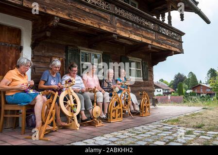 Il 'spinners' sedersi con le loro ruote di filatura nella parte anteriore del Wagnerhaus di Oberhaching. [Traduzione automatizzata] Foto Stock