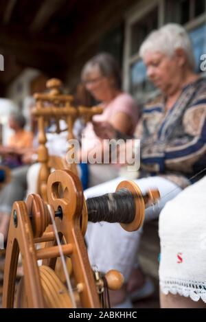 Il 'spinners' sedersi con le loro ruote di filatura nella parte anteriore del Wagnerhaus di Oberhaching. [Traduzione automatizzata] Foto Stock