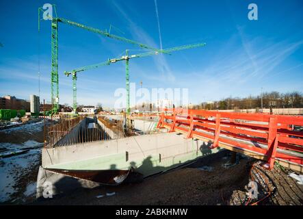 La posa della prima pietra per il nuovo deposito autobus (compreso l'ufficio edificio) 'Hybrid.M' dei Münchner Verkehrsgesellschaft (MVG) all'angolo di Georg-Brauchle-Ring / Hanauer Straße a Moosach. [Traduzione automatizzata] Foto Stock