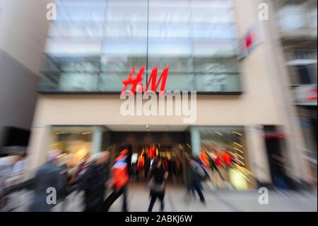 Filiale svedese della catena di moda H e M (Hennes e Mauritz) a Kaufingerstrasse 18 a Monaco di Baviera la zona pedonale. [Traduzione automatizzata] Foto Stock