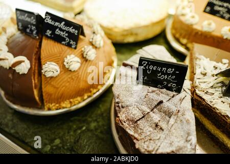 Una sontuosa selezione di dolci e cioccolatini dalla lunga tradizione di Café Belstner nella vecchia città di Landshut. [Traduzione automatizzata] Foto Stock