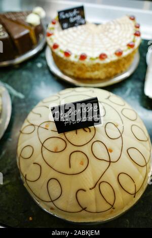 Una sontuosa selezione di dolci e cioccolatini dalla lunga tradizione di Café Belstner nella vecchia città di Landshut. [Traduzione automatizzata] Foto Stock