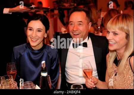 Sibel Kekili (l) e Jan Josef Liefers al quarantaseiesimo film tedesco sfera all'Hotel Bayerischer Hof a Monaco di Baviera. [Traduzione automatizzata] Foto Stock