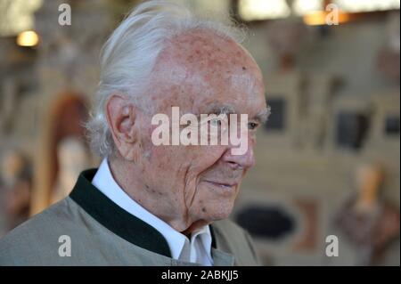 Il prof. Dr Otto Meitinger, architetto e monumento restauratore, ex presidente dell'Università Tecnica di Monaco di Baviera, ammesso per l'Antiquarium della Residenz di Monaco di Baviera. [Traduzione automatizzata] Foto Stock