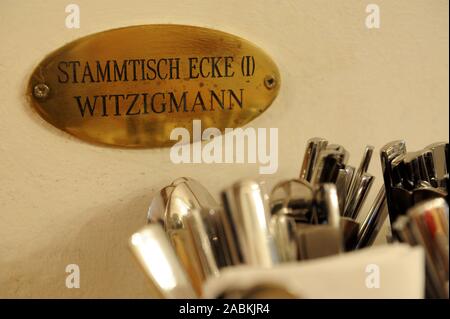 Segno 'Stammtisch Ecke (1) Witzigmann' nel tradizionale ristorante Monaco di Baviera "Beim Sedlmayr' in Westenriederstraße 14 al Viktualienmarkt. [Traduzione automatizzata] Foto Stock