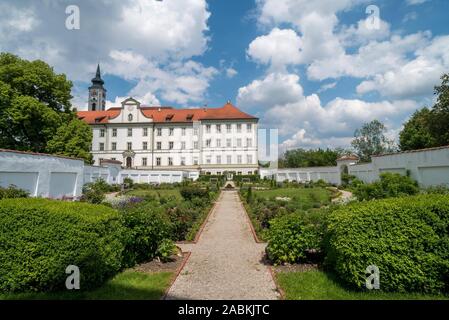 Il rigoglioso giardino del monastero del monastero di Schäftlarn nel villaggio dello stesso nome. [Traduzione automatizzata] Foto Stock