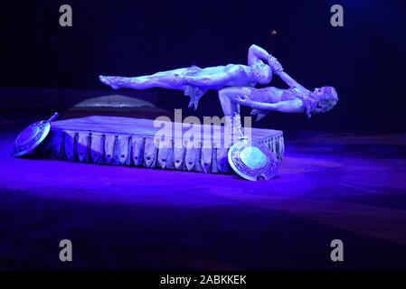 'Silver Power' - statue viventi in argento a l anniversario spettacolo di circo Krone di Monaco di Baviera. [Traduzione automatizzata] Foto Stock