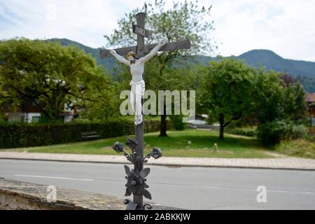 Un grave croce si erge sul cimitero davanti alla chiesa parrocchiale di San Remigius in Schleching. [Traduzione automatizzata] Foto Stock