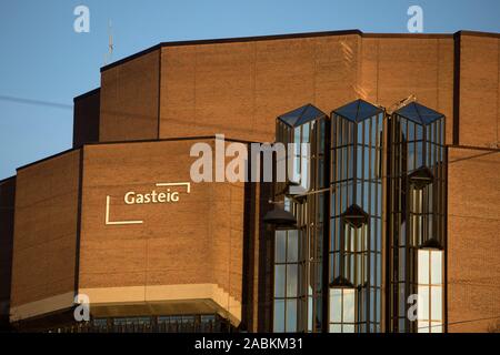 Facciata del centro culturale Gasteig a Rosenheimer Straße in Haidhausen. [Traduzione automatizzata] Foto Stock