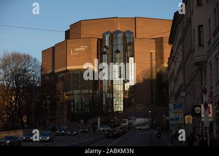 Facciata del centro culturale Gasteig a Rosenheimer Straße in Haidhausen. [Traduzione automatizzata] Foto Stock