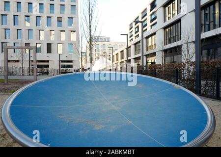 Parco giochi presso la nuova area di sviluppo 'Schwabinger Tor' a Leopoldstrasse a Monaco di Baviera. [Traduzione automatizzata] Foto Stock