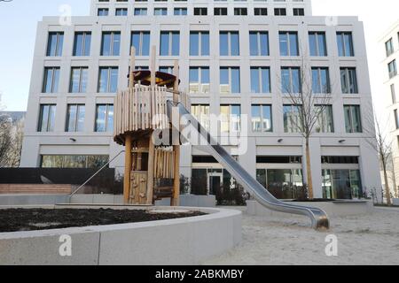 Parco giochi presso la nuova area di sviluppo 'Schwabinger Tor' a Leopoldstrasse a Monaco di Baviera. [Traduzione automatizzata] Foto Stock