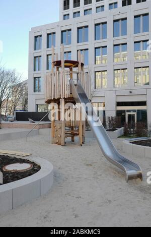 Parco giochi presso la nuova area di sviluppo 'Schwabinger Tor' a Leopoldstrasse a Monaco di Baviera. [Traduzione automatizzata] Foto Stock