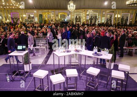 Informazioni sul grande evento del BÜNDNIS Nordost sul SEM Nordost (sviluppo urbano misura). Numerosi rappresentanti della top città dei funzionari erano presenti nel nuovo teatro in fabbrica Musenbergstr. 40 a Monaco di Baviera. [Traduzione automatizzata] Foto Stock