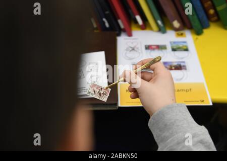 Filatelici ed i concessionari riunisce presso la Fiera Internazionale per il timbro collezionisti a MOC di Monaco di Baviera. [Traduzione automatizzata] Foto Stock