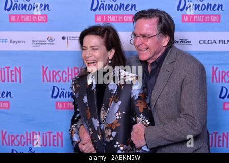 Hannelore Elsner e Elmar Wepper alla premiere di 'Kirschblüten und Dämonen" a Monaco di Baviera Arri cinema. [Traduzione automatizzata] Foto Stock