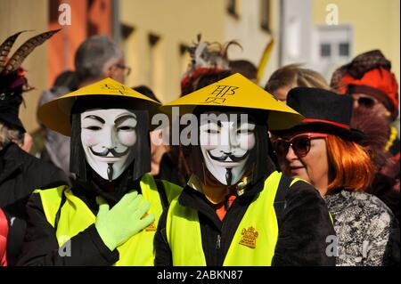 Alla 'Dietfurt Carnevale cinese' la piccola città Dietfurt a.d.Altmühl trasforma ogni anno l'assurdo Giovedì dalle prime ore del mattino a tarda notte in un colorato Bavarian-China impero. Sotto il motto "Kille Wau und Fu-Gao-Di - nach Bayrisch Cina muss ma hie!" La sfilata di carnevale con vero e falso cinese a circa 45 gruppi avrà luogo alle ore 14.00 attraverso la città. [Traduzione automatizzata] Foto Stock