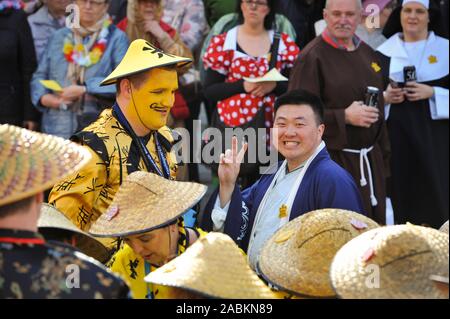 Alla 'Dietfurt Carnevale cinese' la piccola città Dietfurt a.d.Altmühl trasforma ogni anno l'assurdo Giovedì dalle prime ore del mattino a tarda notte in un colorato Bavarian-China impero. Sotto il motto "Kille Wau und Fu-Gao-Di - nach Bayrisch Cina muss ma hie!" La sfilata di carnevale con vero e falso cinese a circa 45 gruppi avrà luogo alle ore 14.00 attraverso la città. [Traduzione automatizzata] Foto Stock