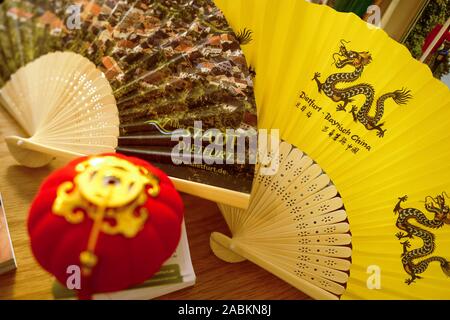 Alla 'Dietfurt Carnevale cinese' la piccola città Dietfurt a.d.Altmühl trasforma ogni anno l'assurdo Giovedì dalle prime ore del mattino a tarda notte in un colorato Bavarian-China impero. Sotto il motto "Kille Wau und Fu-Gao-Di - nach Bayrisch Cina muss ma hie!" La sfilata di carnevale con vero e falso cinese a circa 45 gruppi avrà luogo alle ore 14.00 attraverso la città. [Traduzione automatizzata] Foto Stock