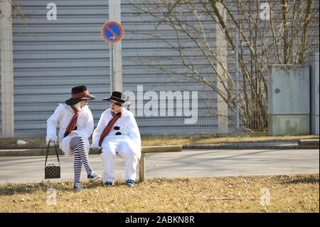 Alla 'Dietfurt Carnevale cinese' la piccola città Dietfurt a.d.Altmühl trasforma ogni anno l'assurdo Giovedì dalle prime ore del mattino a tarda notte in un colorato Bavarian-China impero. Sotto il motto "Kille Wau und Fu-Gao-Di - nach Bayrisch Cina muss ma hie!" La sfilata di carnevale con vero e falso cinese a circa 45 gruppi avrà luogo alle ore 14.00 attraverso la città. [Traduzione automatizzata] Foto Stock