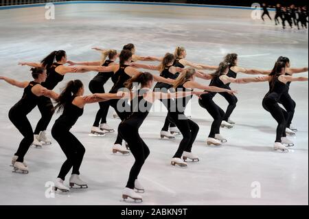 Il motore sincrono dei pattinatori di figura delle due squadre sole rosso e Monaco di Baviera sinergia insieme per la formazione del ghiaccio olimpico al centro sportivo. [Traduzione automatizzata] Foto Stock