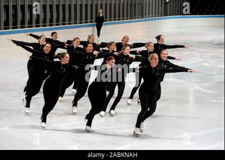 Il motore sincrono dei pattinatori di figura delle due squadre sole rosso e Monaco di Baviera sinergia insieme per la formazione del ghiaccio olimpico al centro sportivo. [Traduzione automatizzata] Foto Stock