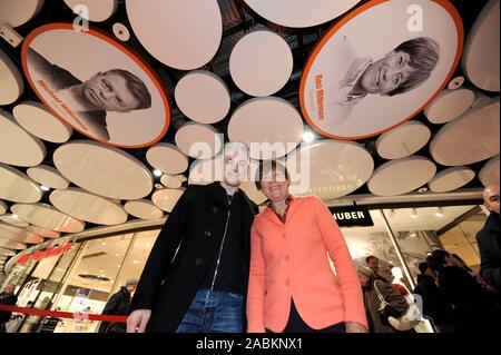 Nuove aggiunte al 'Sky di fama" in onore di personaggi di spicco sul soffitto della galleria di negozi in Stachus mezzanino. Nella foto il cabaret artista Michael Mittermeier e legenda sci Rosi Mittermaier svelando loro ritratti. [Traduzione automatizzata] Foto Stock