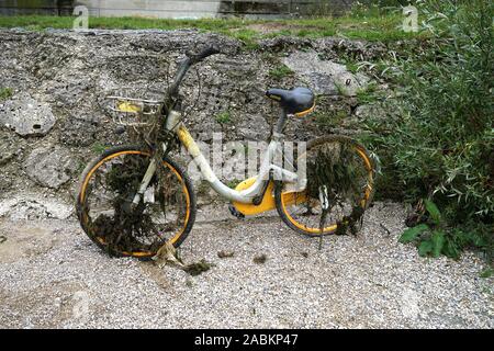 Noleggio pescate dall'Isar dal noleggio di Singapore bike company Obike. [Traduzione automatizzata] Foto Stock