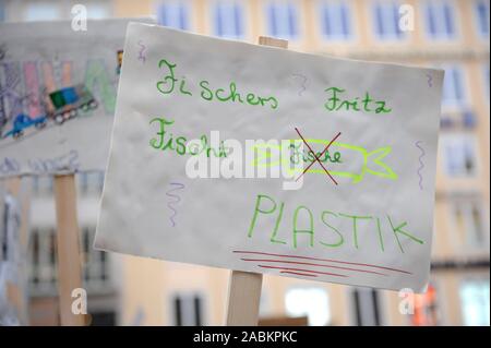 Gli studenti dimostrano in Marienplatz a Monaco di Baviera contro il cambiamento climatico. Nella foto un cartello con la scritta: "Fischers Fritz fischt Plastik". [Traduzione automatizzata] Foto Stock