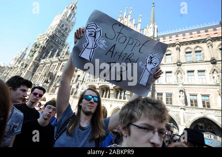 SaveYourInternet manifestazione contro l'UE riforma del copyright con oltre 40.000 partecipanti al Marienplatz [traduzione automatizzata] Foto Stock