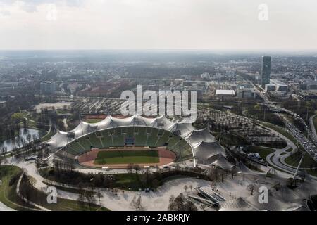 Vista dal monaco di baviera Olympic Tower al Parco Olimpico con lo Stadio Olimpico. Sulla destra in background O2 grattacielo. [Traduzione automatizzata] Foto Stock