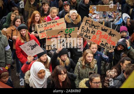 Una manifestazione studentesca per la protezione del clima nella Marienplatz di München a Monaco di Baviera. [Traduzione automatizzata] Foto Stock