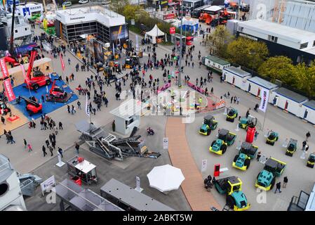 Vista dall'alto 40 metri la torre della società svizzera Ammann (impianti miscelazione asfalto) oltre la costruzione di macchinari 'fiera Bauma 2019' sulla fiera in Riem. [Traduzione automatizzata] Foto Stock