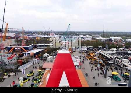 Vista dall'alto 40 metri la torre della società svizzera Ammann (impianti miscelazione asfalto) oltre la costruzione di macchinari 'fiera Bauma 2019' sulla fiera in Riem. [Traduzione automatizzata] Foto Stock