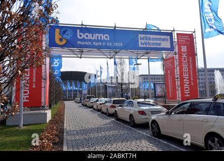 Allineate i taxi attendere per i passeggeri nella parte anteriore della costruzione macchinari fiera "Bauma 2019' sulla fiera in Riem. [Traduzione automatizzata] Foto Stock