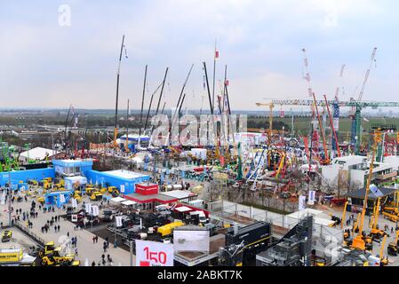 Vista dall'alto 40 metri la torre della società svizzera Ammann (impianti miscelazione asfalto) oltre la costruzione di macchinari 'fiera Bauma 2019' sulla fiera in Riem. [Traduzione automatizzata] Foto Stock