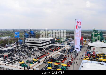 Vista dall'alto 40 metri la torre della società svizzera Ammann (impianti miscelazione asfalto) oltre la costruzione di macchinari 'fiera Bauma 2019' sulla fiera in Riem. [Traduzione automatizzata] Foto Stock