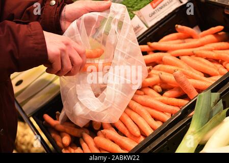 Il Monaco di Baviera-basato azienda start-up Rebeutel produce borse per lo shopping da vecchio, tendaggi trasparenti che sono utilizzati per le confezioni di frutta e di verdura nei supermercati. I sacchetti sono realizzati in laboratori di vari progetti sociali. La foto mostra l'uso di sacchetti di vite nel cibo organico store Vollcorner. [Traduzione automatizzata] Foto Stock