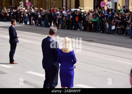 Il principe Carlo e la Duchessa Camilla visitare la capitale dello stato di Monaco di Baviera come parte di una quattro giorni di viaggio in Germania. Nella foto, il Primo Ministro bavarese Markus Söder e sua moglie Karin attendono l arrivo del British royals a Max-Joseph-Platz. [Traduzione automatizzata] Foto Stock