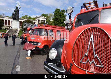 Al Blaulichtfestival su Monaco di Baviera Theresienwiese, polizia, vigili del fuoco e il servizio di soccorso mostrare le loro abilità. La foto mostra una mostra di vecchi motori Fire. Sullo sfondo la Baviera. [Traduzione automatizzata] Foto Stock