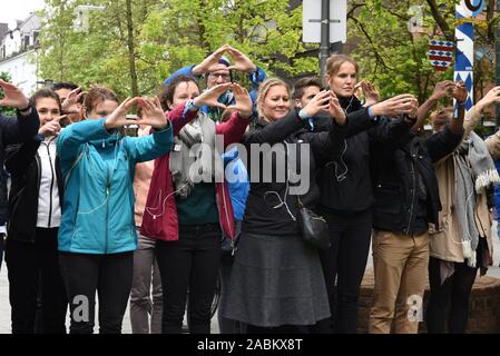 Performance Live con 100 attori dilettanti su Monaco di Baviera Rotkreuzplatz come parte della campagna di Unicef "Teatro der 10.000". Con il suo teatro nazionale prestazioni, Unicef vuole costituire un esempio per un futuro migliore. [Traduzione automatizzata] Foto Stock