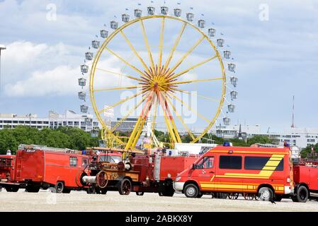 Al Blaulichtfestival su Monaco di Baviera Theresienwiese, polizia, vigili del fuoco e il servizio di soccorso mostrare le loro abilità. Nella foto una mostra di motori Fire, davanti alla ruota panoramica del festival di primavera. [Traduzione automatizzata] Foto Stock