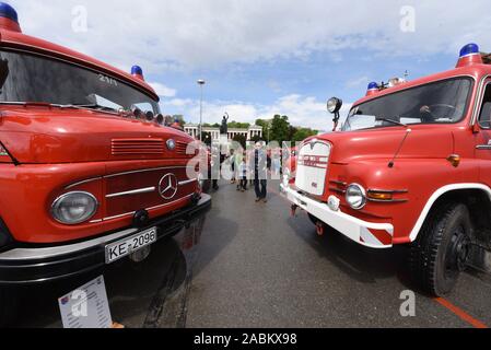 Al Blaulichtfestival su Monaco di Baviera Theresienwiese, polizia, vigili del fuoco e il servizio di soccorso mostrare le loro abilità. La foto mostra una mostra di vecchi motori Fire. [Traduzione automatizzata] Foto Stock