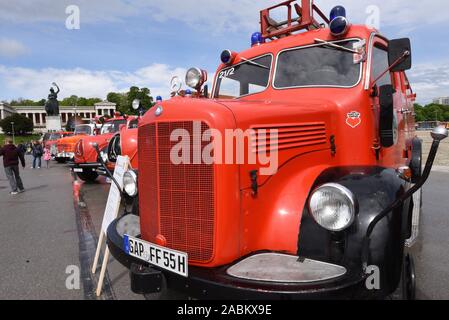 Al Blaulichtfestival su Monaco di Baviera Theresienwiese, polizia, vigili del fuoco e il servizio di soccorso mostrare le loro abilità. La foto mostra una mostra di vecchi motori Fire. Sullo sfondo la Baviera. [Traduzione automatizzata] Foto Stock