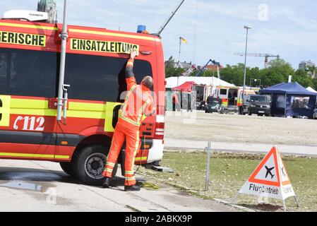 Al Blaulichtfestival su Monaco di Baviera Theresienwiese, polizia, vigili del fuoco e il servizio di soccorso mostrare le loro abilità. Nella foto un veicolo dei vigili del fuoco del comando e del controllo. [Traduzione automatizzata] Foto Stock