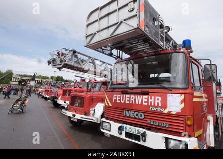 Al Blaulichtfestival su Monaco di Baviera Theresienwiese, polizia, vigili del fuoco e il servizio di soccorso mostrare le loro abilità. La foto mostra una mostra di vecchi motori Fire. [Traduzione automatizzata] Foto Stock