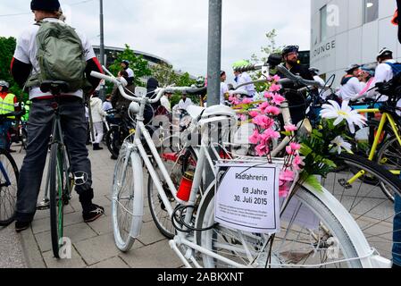 Il 'Ride di silenzio" a Monaco di Baviera. Ogni anno questo viaggio commemorativo per i ciclisti che sono morti in un incidente avviene. Dipinto di bianco di biciclette (ghostbikes) sono impostati nei luoghi dove un ciclista ha avuto un incidente. [Traduzione automatizzata] Foto Stock