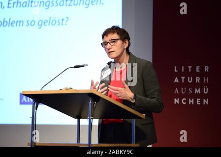 Beatrix Zurek, presidente degli inquilini' Association, parla a un evento di discussione presso il Literaturhaus München sul tema " La tutela dell inquilino atto, prezzo affitto freni, manutenzione degli statuti - è questo il modo di Monaco di Baviera alloggiamento del problema è risolto? [Traduzione automatizzata] Foto Stock